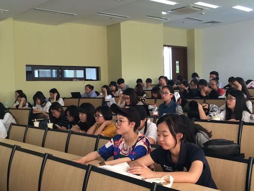 同学们认真听讲座