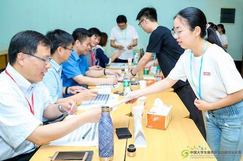 向评委老师分发材料