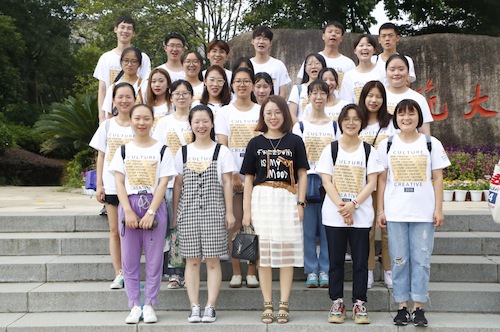 文创类184班合影