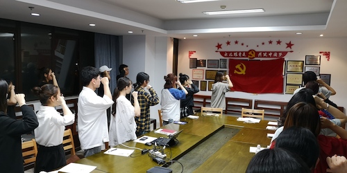 图4：蜜桃视频
毕业生党员及在校生党员集体入党宣誓