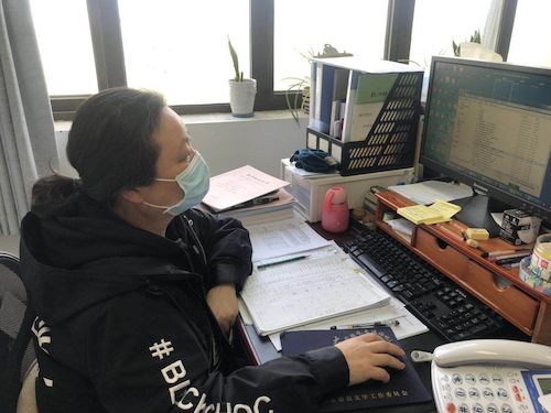 赵苏琴 疫情下口罩办公族