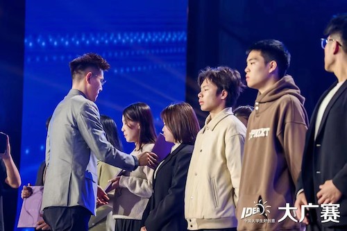 学院获奖学生代表文钰婷接受表彰